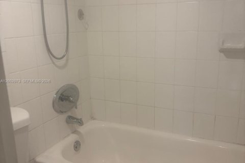 Condo in Hialeah, Florida, 3 bedrooms  № 2066465 - photo 10