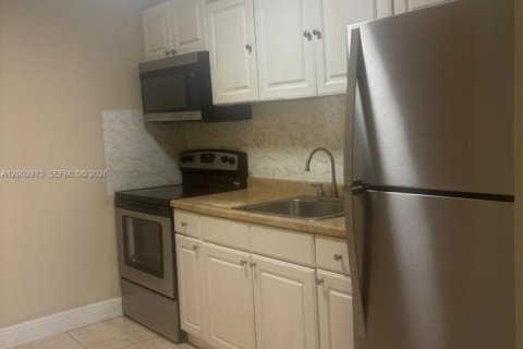Condo in Hialeah, Florida, 3 bedrooms  № 2066465 - photo 13