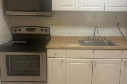 Condo in Hialeah, Florida, 3 bedrooms  № 2066465 - photo 14