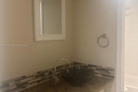 Condo in Hialeah, Florida, 3 bedrooms  № 2066465 - photo 9