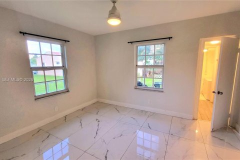 Apartment in Hallandale Beach, Florida 2 bedrooms, 148.64 sq.m. № 2242439 - photo 18