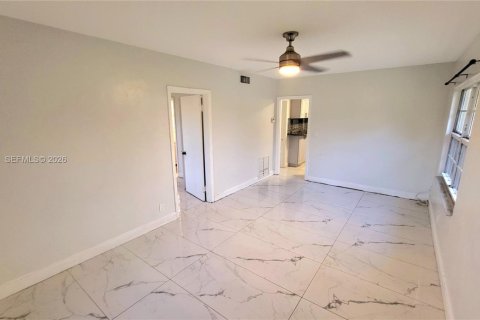 Apartment in Hallandale Beach, Florida 2 bedrooms, 148.64 sq.m. № 2242439 - photo 11