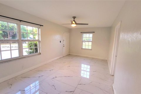 Apartment in Hallandale Beach, Florida 2 bedrooms, 148.64 sq.m. № 2242439 - photo 12