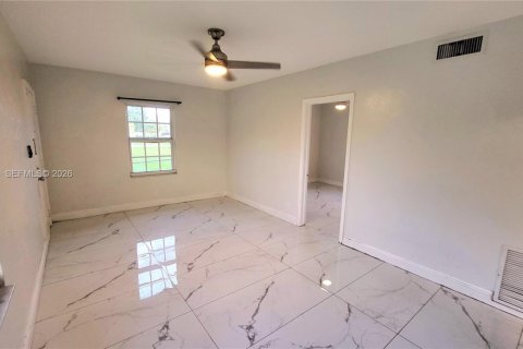 Apartment in Hallandale Beach, Florida 2 bedrooms, 148.64 sq.m. № 2242439 - photo 13