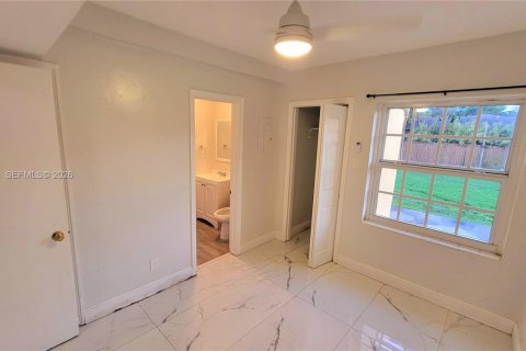 Apartment in Hallandale Beach, Florida 2 bedrooms, 148.64 sq.m. № 2242439 - photo 21