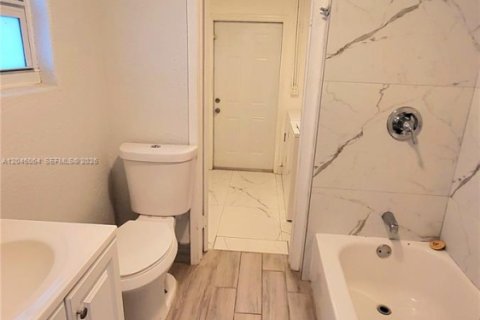 Apartment in Hallandale Beach, Florida 2 bedrooms, 148.64 sq.m. № 2242439 - photo 15