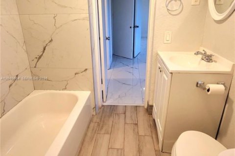 Apartment in Hallandale Beach, Florida 2 bedrooms, 148.64 sq.m. № 2242439 - photo 14