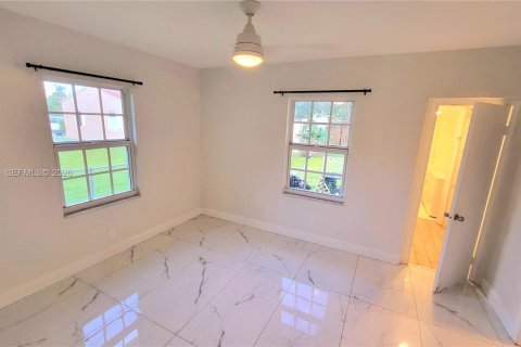 Apartment in Hallandale Beach, Florida 2 bedrooms, 148.64 sq.m. № 2242439 - photo 19