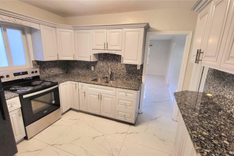 Apartment in Hallandale Beach, Florida 2 bedrooms, 148.64 sq.m. № 2242439 - photo 7