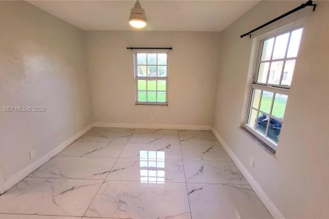 Apartment in Hallandale Beach, Florida 2 bedrooms, 148.64 sq.m. № 2242439 - photo 17