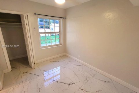 Apartment in Hallandale Beach, Florida 2 bedrooms, 148.64 sq.m. № 2242439 - photo 22