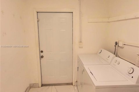 Apartment in Hallandale Beach, Florida 2 bedrooms, 148.64 sq.m. № 2242439 - photo 4