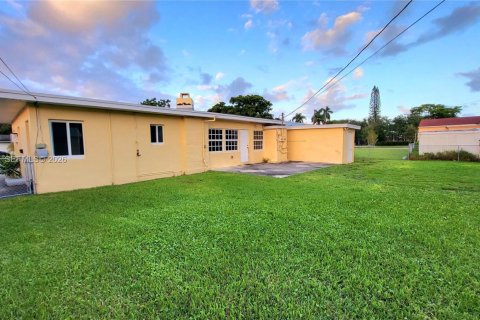 Apartment in Hallandale Beach, Florida 2 bedrooms, 148.64 sq.m. № 2242439 - photo 5