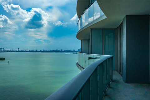 Condominio en Miami, Florida, 2 dormitorios  № 2186018