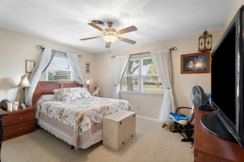 House in Stuart, Florida 3 bedrooms, 187.85 sq.m. № 2192903 - photo 14
