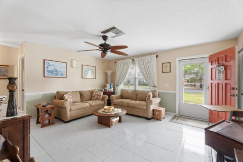 House in Stuart, Florida 3 bedrooms, 187.85 sq.m. № 2192903 - photo 3