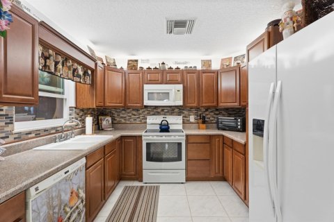 House in Stuart, Florida 3 bedrooms, 187.85 sq.m. № 2192903 - photo 6