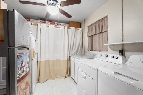 House in Stuart, Florida 3 bedrooms, 187.85 sq.m. № 2192903 - photo 18
