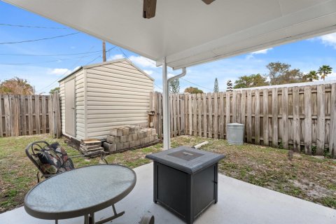 House in Stuart, Florida 3 bedrooms, 187.85 sq.m. № 2192903 - photo 24