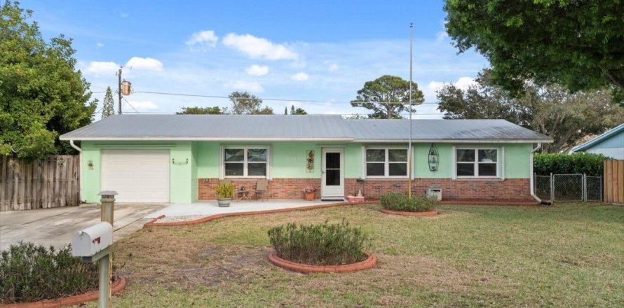 House in Stuart, Florida 3 bedrooms, 187.85 sq.m. № 2192903