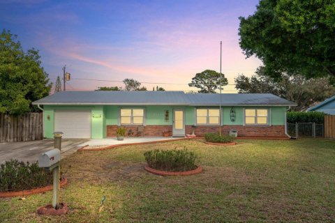 House in Stuart, Florida 3 bedrooms, 187.85 sq.m. № 2192903 - photo 2