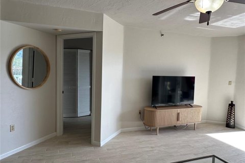 Condo in Englewood, Florida, 2 bedrooms  № 1551517 - photo 6