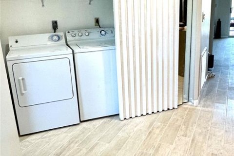 Condo in Englewood, Florida, 2 bedrooms  № 1551517 - photo 10