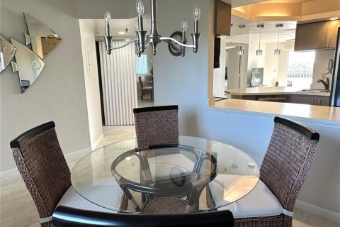Condo in Englewood, Florida, 2 bedrooms  № 1551517 - photo 8