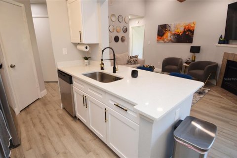 Condo in Tampa, Florida, 1 bedroom  № 1916316 - photo 9