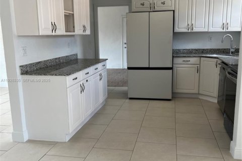 Casa en alquiler en Miami Gardens, Florida, 4 dormitorios, 138.89 m2 № 1988398 - foto 6