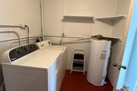 Casa en alquiler en Miami Gardens, Florida, 4 dormitorios, 138.89 m2 № 1988398 - foto 21