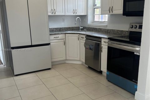 Casa en alquiler en Miami Gardens, Florida, 4 dormitorios, 138.89 m2 № 1988398 - foto 4