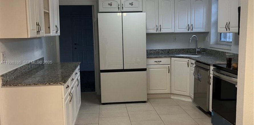 Casa en Miami Gardens, Florida 4 dormitorios, 138.89 m2 № 1988398