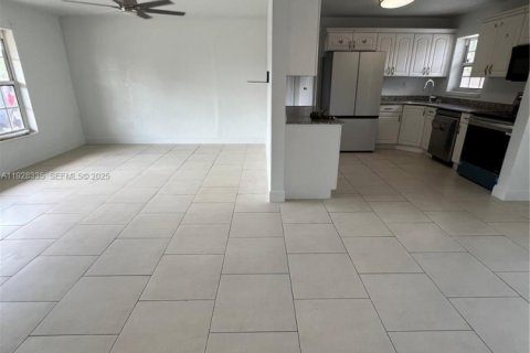 Casa en alquiler en Miami Gardens, Florida, 4 dormitorios, 138.89 m2 № 1988398 - foto 24