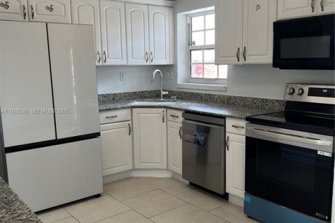 Casa en alquiler en Miami Gardens, Florida, 4 dormitorios, 138.89 m2 № 1988398 - foto 7