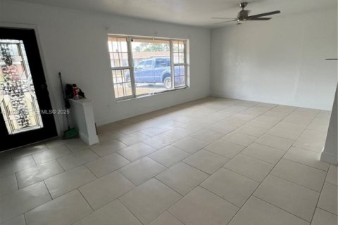 Casa en alquiler en Miami Gardens, Florida, 4 dormitorios, 138.89 m2 № 1988398 - foto 23