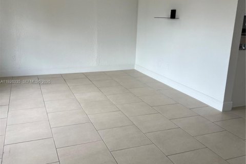 Casa en alquiler en Miami Gardens, Florida, 4 dormitorios, 138.89 m2 № 1988398 - foto 9