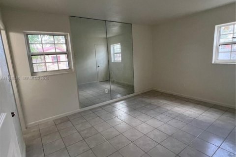 Casa en alquiler en Miami Gardens, Florida, 4 dormitorios, 138.89 m2 № 1988398 - foto 13