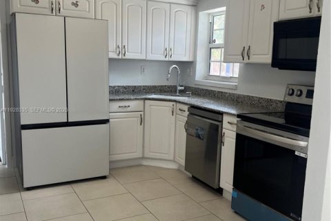 Casa en alquiler en Miami Gardens, Florida, 4 dormitorios, 138.89 m2 № 1988398 - foto 3