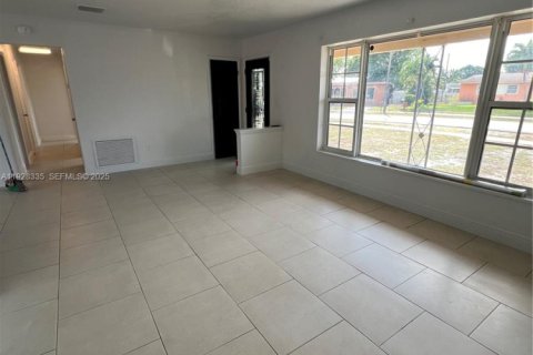 Casa en alquiler en Miami Gardens, Florida, 4 dormitorios, 138.89 m2 № 1988398 - foto 29