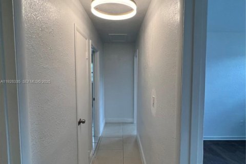 Casa en alquiler en Miami Gardens, Florida, 4 dormitorios, 138.89 m2 № 1988398 - foto 18