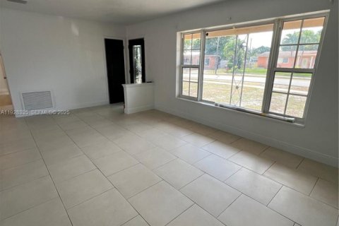 Casa en alquiler en Miami Gardens, Florida, 4 dormitorios, 138.89 m2 № 1988398 - foto 28