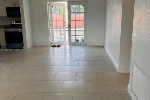 Casa en alquiler en Miami Gardens, Florida, 4 dormitorios, 138.89 m2 № 1988398 - foto 10