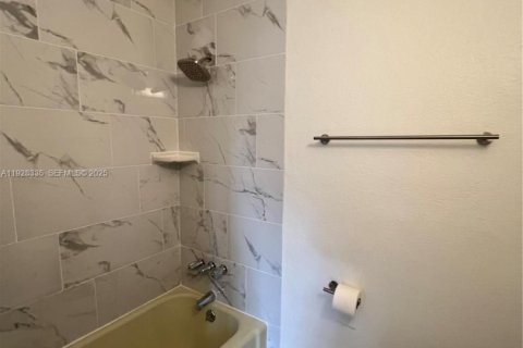 Casa en alquiler en Miami Gardens, Florida, 4 dormitorios, 138.89 m2 № 1988398 - foto 16