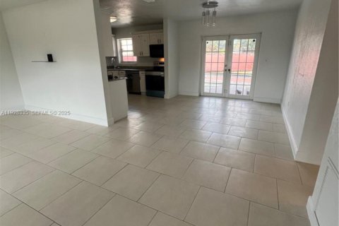 Casa en alquiler en Miami Gardens, Florida, 4 dormitorios, 138.89 m2 № 1988398 - foto 25