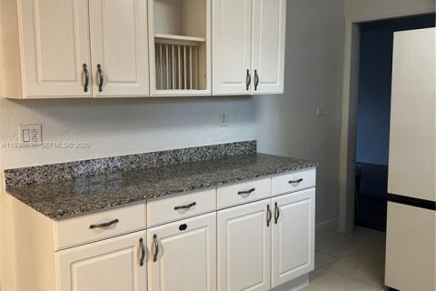 Casa en alquiler en Miami Gardens, Florida, 4 dormitorios, 138.89 m2 № 1988398 - foto 2