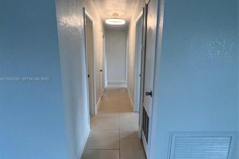 Casa en alquiler en Miami Gardens, Florida, 4 dormitorios, 138.89 m2 № 1988398 - foto 19