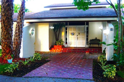 House in Palmetto Bay, Florida 4 bedrooms, 263.29 sq.m. № 1814111 - photo 3