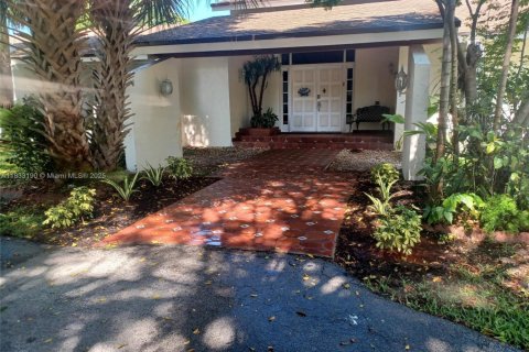 House in Palmetto Bay, Florida 4 bedrooms, 263.29 sq.m. № 1814111 - photo 1
