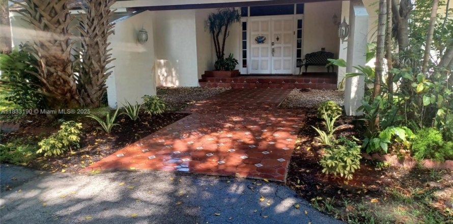 House in Palmetto Bay, Florida 4 bedrooms, 263.29 sq.m. № 1814111
